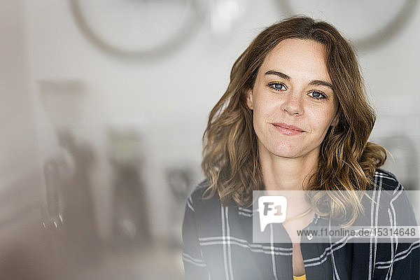 Porträt einer jungen Unternehmerin in ihrem eigenen Café