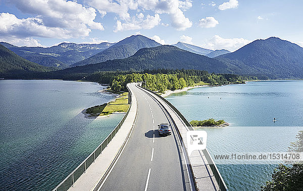 Luftaufnahme eines Autos  das eine Brücke überquert  Sylvenstein-Staudamm  Bayern  Deutschland