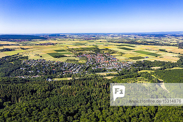 Luftaufnahme über Getreidefelder  Wiesen  Wälder und Dörfer  Wetterau  Deutschland