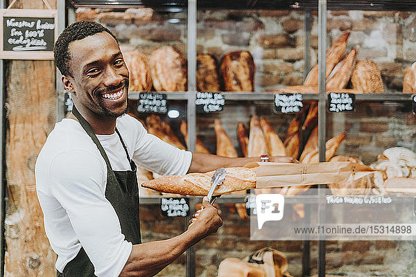 Mann  der in einer Bäckerei arbeitet