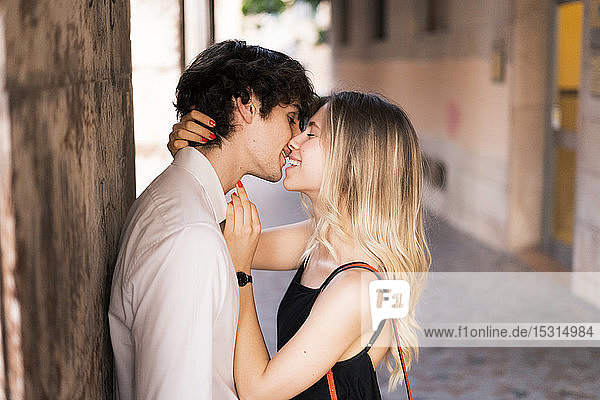 Zärtliches junges Paar küsst sich in der Stadt
