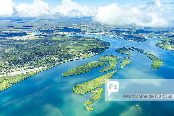 Luftaufnahme der Gregory Islands und des Flusses Isis  die in der Nähe von Hervey Bay  Queensland  Australien  ins Meer münden
