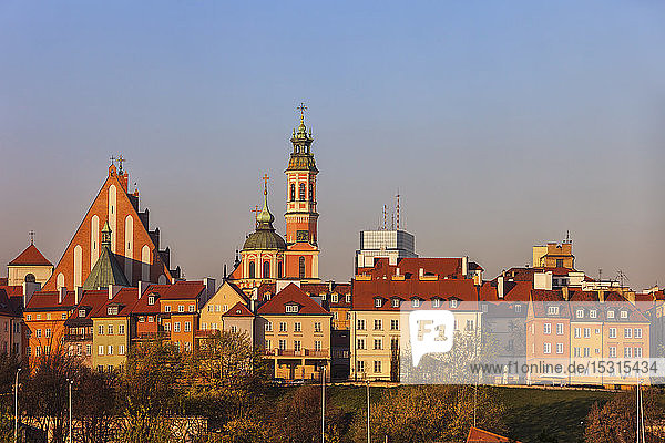 Altstadthäuser und Kirchen bei Sonnenaufgang  Warschau  Polen