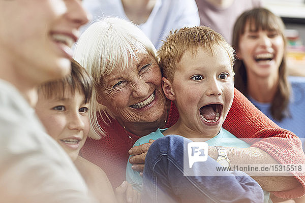 Drei Generationen Familie haben Spaß zu Hause