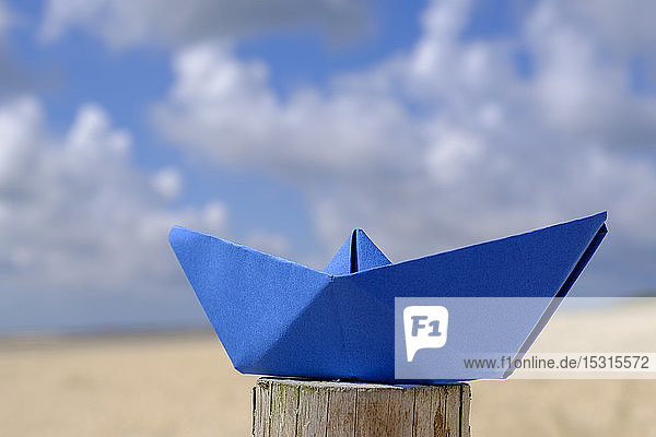 Blaues Papierboot