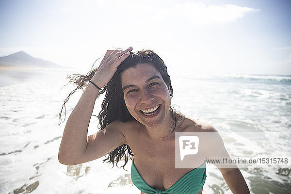 Porträt einer glücklichen Frau vor dem Meer  Fuerteventura  Spanien