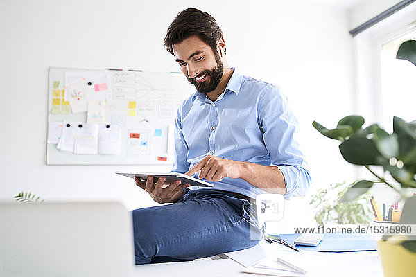 Geschäftsmann benutzt ein digitales Tablett in seinem Büro