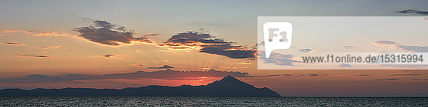 Griechenland  Chalkidiki  Meer und Berg Athos bei Sonnenaufgang