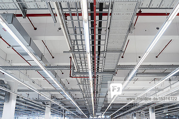 Lichtdecke eines modernen Fabriklagers  Stuttgart  Deutschland
