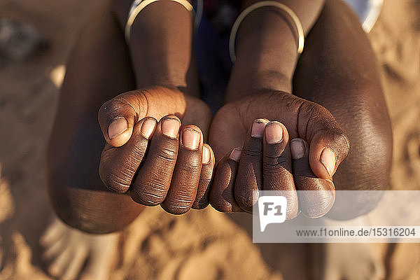 Hände einer Mucubal-Frau  Mucubal-Stamm  Tchitundo Hulo  Angola