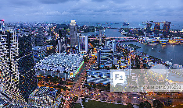Skyline und Marina Bay an der Esplanade Waterfront Promenade  Singapur