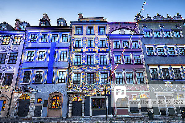 Reihe historischer Mietskasernen in der Abenddämmerung in der Altstadt Warschau Polen