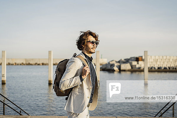 Porträt eines Geschäftsmannes mit Rucksack und Sonnenbrille  Barcelona  Spanien