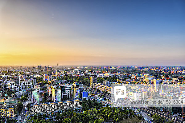 Luftaufnahme der Stadt bei Sonnenuntergang  Warschau  Polen