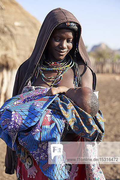 Muhacaona womanholding her child  Oncocua  Angola