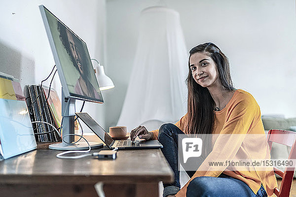 Porträt einer jungen Frau  die im Home Office arbeitet
