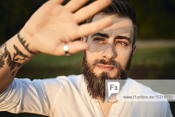 Bildnis eines Mannes mit Bart  der seine Augen verdeckt