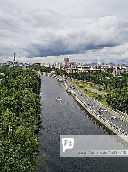 Luftaufnahme über den Großen Newka-Fluss  St. Petersburg  Russland