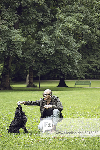 Mann und sein Hund in einem Park