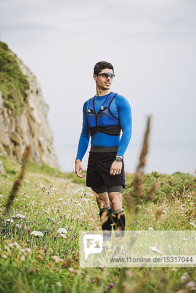 In der Natur stehender Trailrunner Ferrol Spanien