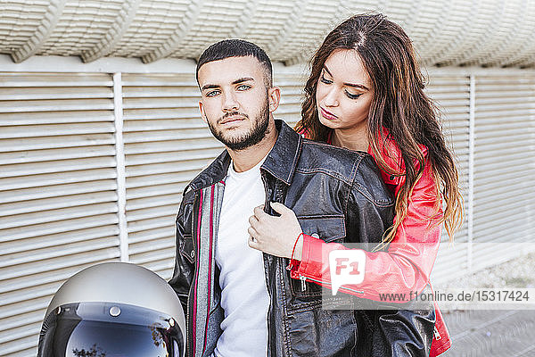 Bildnis eines Paares mit Motorradhelm in Lederjacken