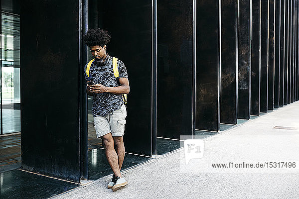 Mann benutzt Smartphone im Freien  Barcelona  Spanien