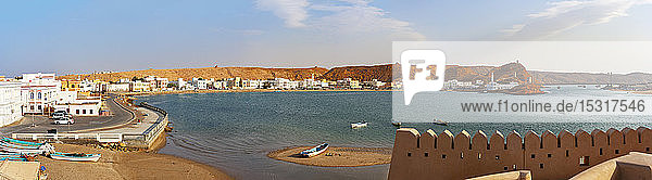 Blick vom Sur-Leuchtturm auf den Hafen Sur Oman