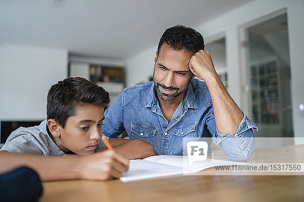 Vater hilft Sohn bei den Hausaufgaben