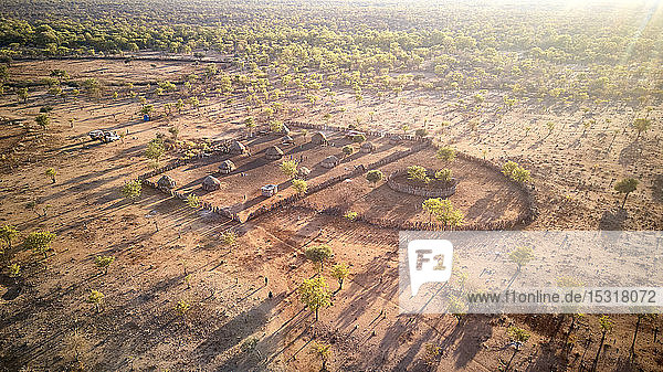 Luftaufnahme eines Dorfes in Angola  umgeben von Zäunen