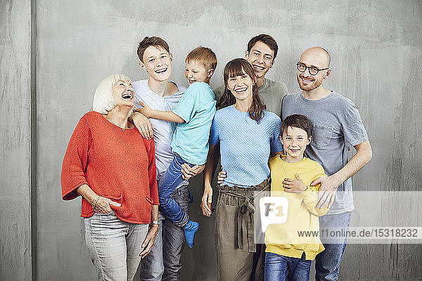 Ehepaar mit ihren vier Kindern und ihrer Großmutter