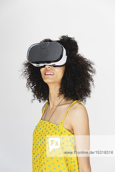 Junge Frau mit Virtual-Reality-Brille