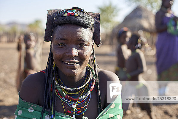 Porträt einer jungen Muhacaona-Frau mit ihrer traditionellen Frisur  Oncocua  Angola.