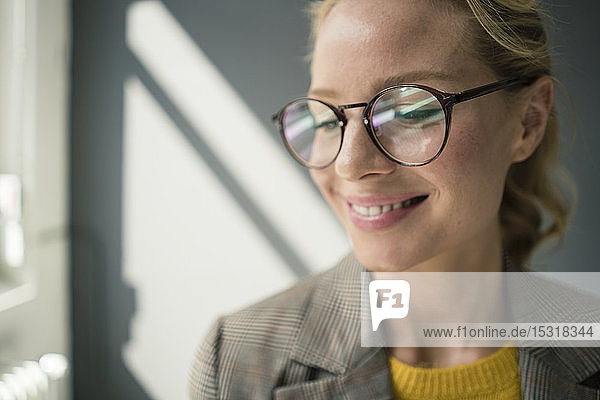 Porträt einer jungen Geschäftsfrau  die eine Brille trägt