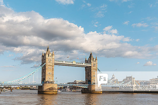 UK  London  Tower Bridge über die Themse