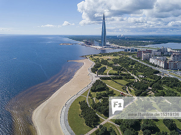 Luftaufnahme über Strand und Lakhta Center  St. Petersburg  Russland