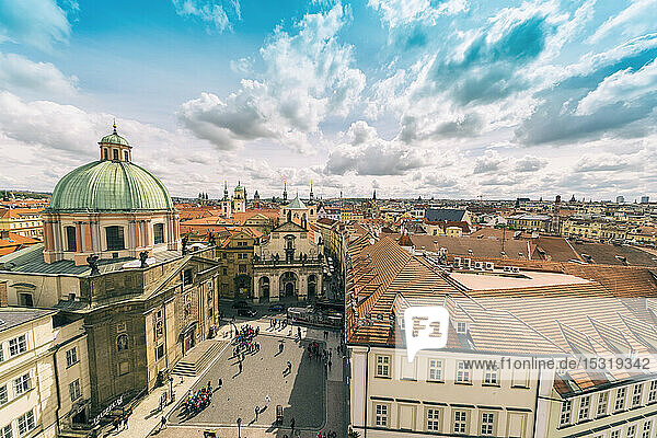 Blick auf die St.-Salvatorkirche  St.-Franziskus-Kirche und Karlsbrückenmuseum  Prag  Tschechische Republik