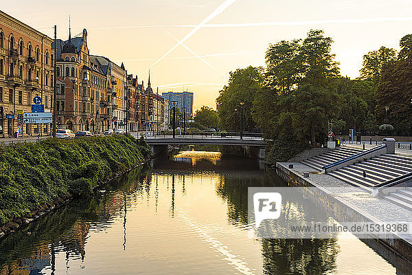 Häuser von Sodra Forstadskanalen in der Stadt bei Sonnenuntergang