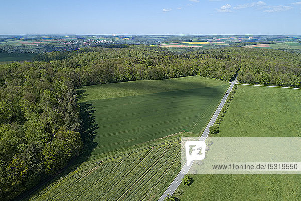 Luftaufnahme der Straße durch landwirtschaftliche Felder und Wälder  Franken  Bayern  Deutschland