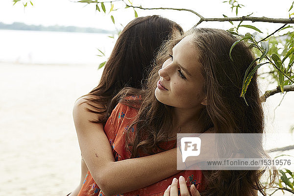 Mädchen im Teenageralter beim Strandeinbruch