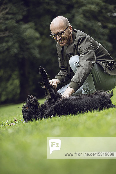 Mann und sein Hund in einem Park