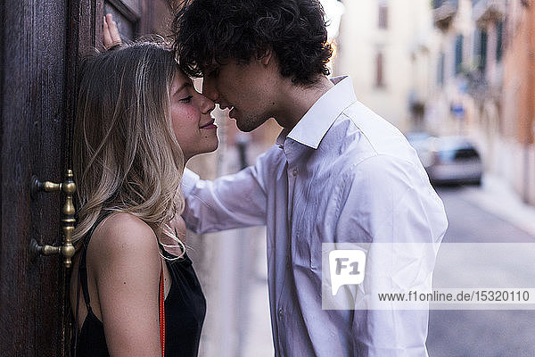 Zärtliches junges verliebtes Paar küsst sich in der Stadt