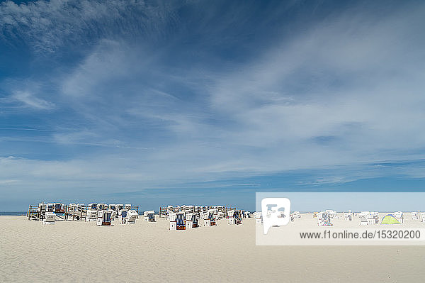 Deutschland Schleswig-Holstein Sankt Peter-Ording Strand mit Strandkörben