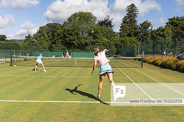 Reife Frauen während eines Tennisspiels auf Rasen