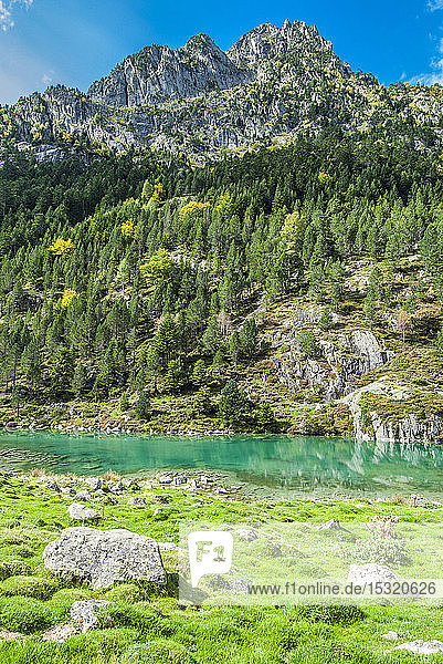 Frankreich  Pyrenäen-Nationalpark  Okzitanien  Val d'Azun  Suyen-See (1535 m ü. M.) am Arrens (reißender Fluss)