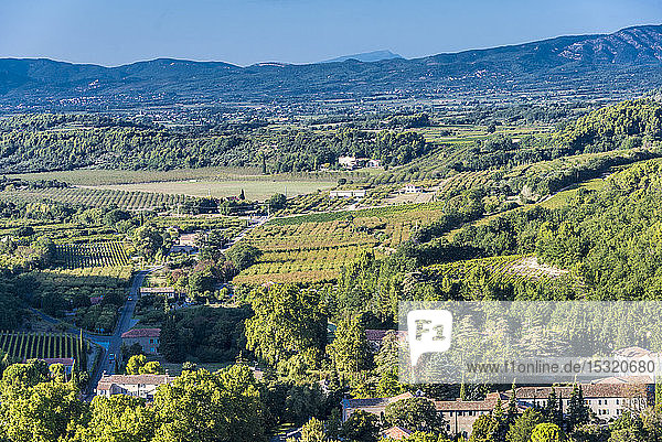 Frankreich  Vaucluse  Blick auf die landwirtschaftliche Ebene von Venasque (Schönstes Dorf Frankreichs)