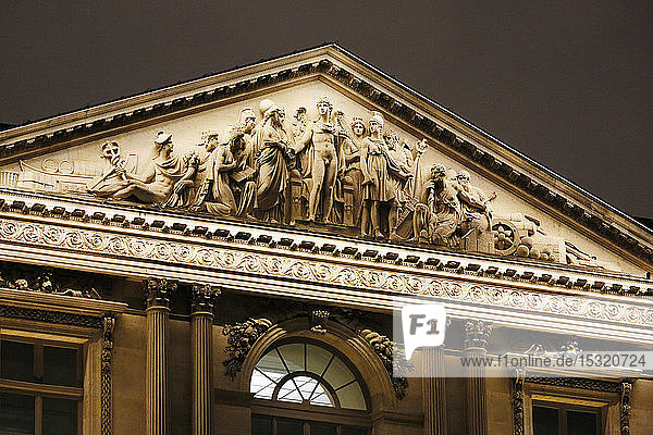 Paris. 1. Bezirk. Louvre-Museum bei Nacht. Quadratischer Innenhof. Fassade der Pavillons. Architektonisches Detail.