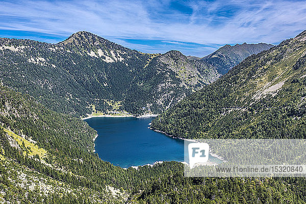 Frankreich  Hautes-Pyrenees  Haute Vallee d'Aure  Nationales Naturschutzgebiet Neouvielle  der See Oredon vom Staudamm Cap de Long aus gesehen