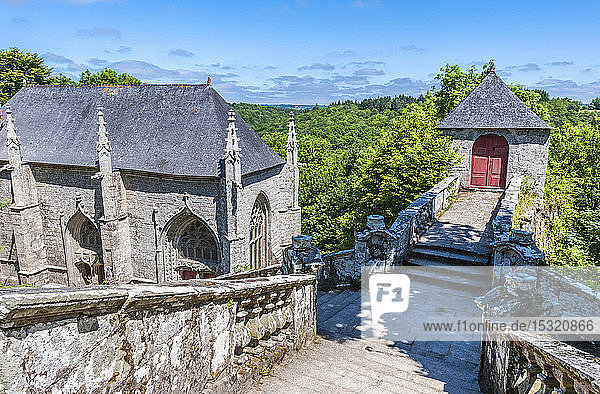 Frankreich  Bretagne  Le Faouet  Chapelle Sainte Barbe (Flamboyant-Gotik)  monumentale Treppe und ein Oratorium