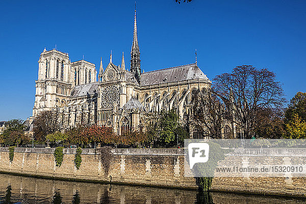 Frankreich  Paris  4. Arrondissement  Ile de la Cite  Apsis der Kathedrale Notre Dame de Paris am Ufer der Seine  gesehen vom Quai de Montebello
