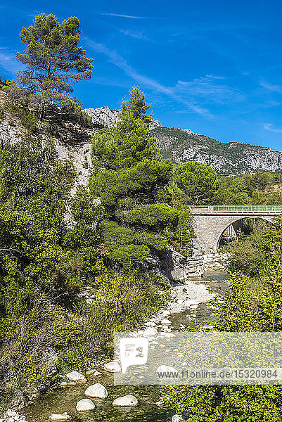 Frankreich  Drome  Regionaler Naturpark der provenzalischen Baronnies  Schlucht von Ubrieux am Fluss Ouveze  Klettergebiet Lou Passo d'Hannibal .